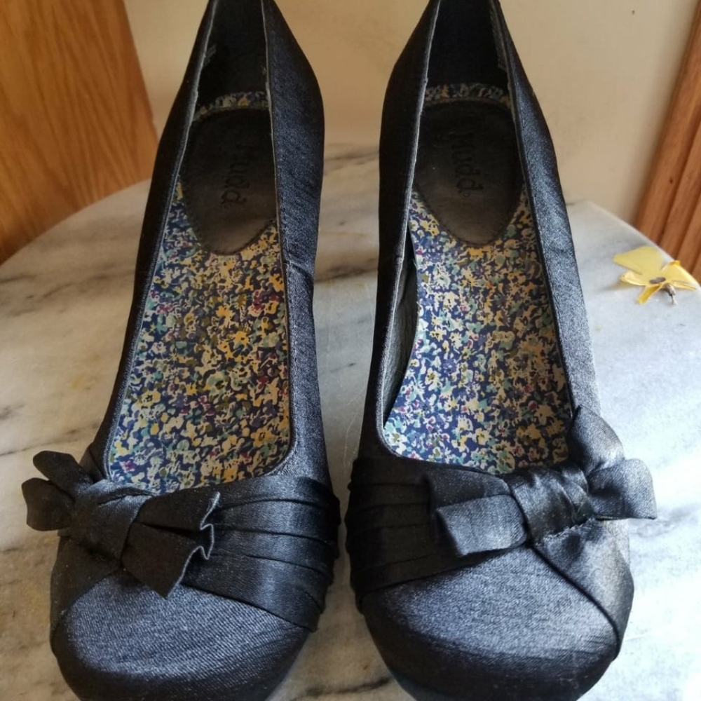 Black Mudd Pumps with Bow size 9